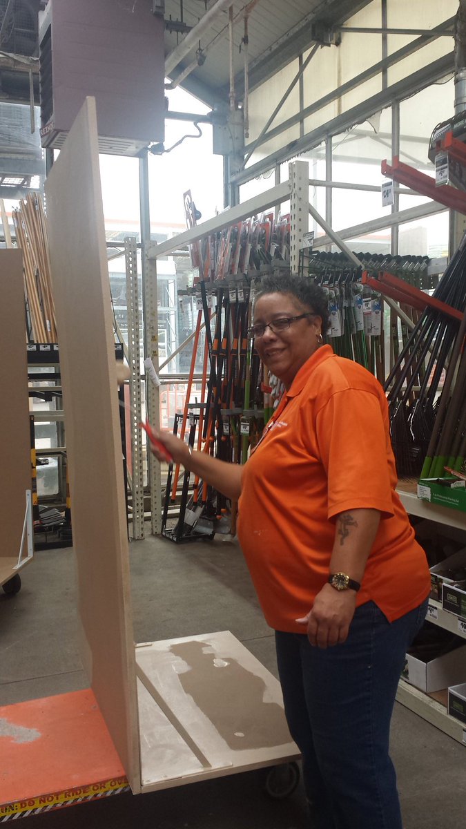 Tina_A_Perkins's tweet photo. #MET4109 #VanityEvent Prep Sandee enjoying her work! #PartnerExexuteDeliver  @PaulSSchnell1 @Sharmarl_King @jrags1 https://t.co/jRc59dI9lo