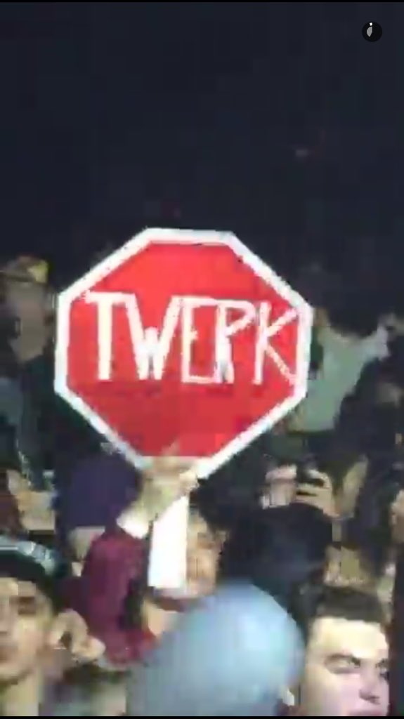 DesiTruts's tweet photo. Stop. Drop. Twe.... https://t.co/uLg3k04ftY
