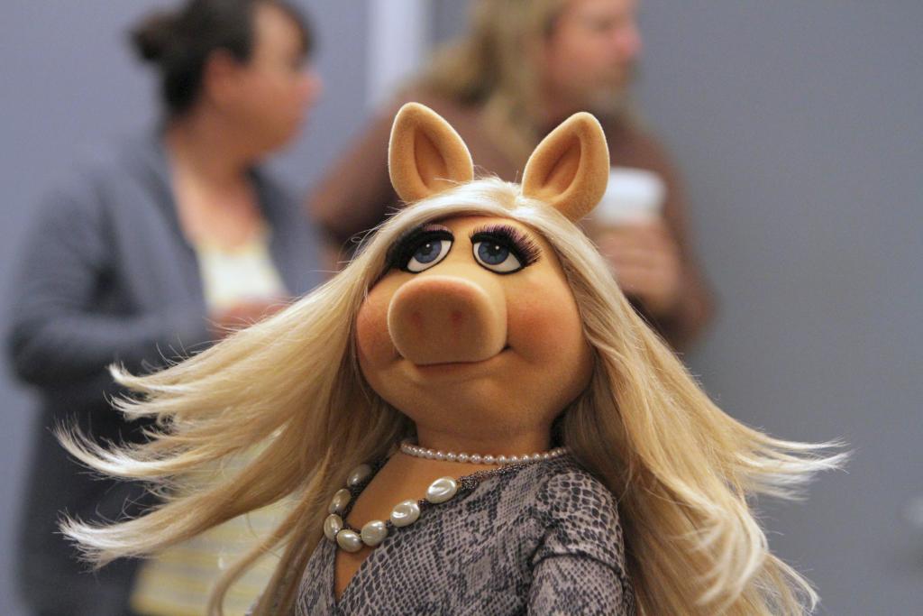 MissPiggy's tweet photo. For moi, there's no such thing as casual Friday. https://t.co/oNwW22Q1Ld