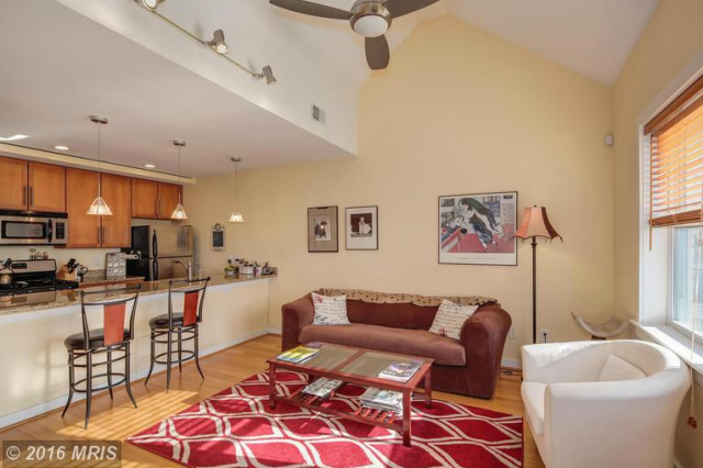 PoPville's tweet photo. GDoN “Top floor unit with great light” edition
#eckington #realestate #under320k #2bed1bath
https://t.co/c1KEWwH3zn https://t.co/eHobwMeMna