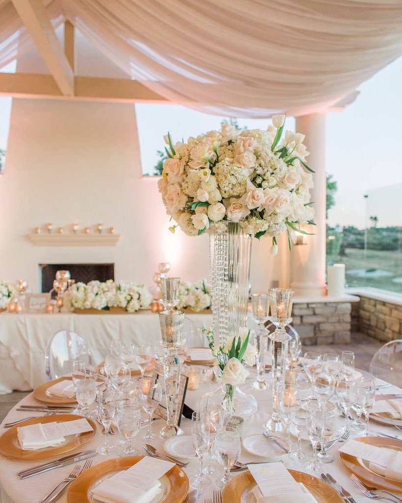 KerrieCathleen's tweet photo. White, gold, and glam. #platinumweddingsbykerrie @ChristineFarah @StRegisMB @elevatedpulse #squarerootdesigns https://t.co/5Q51aiIbNj