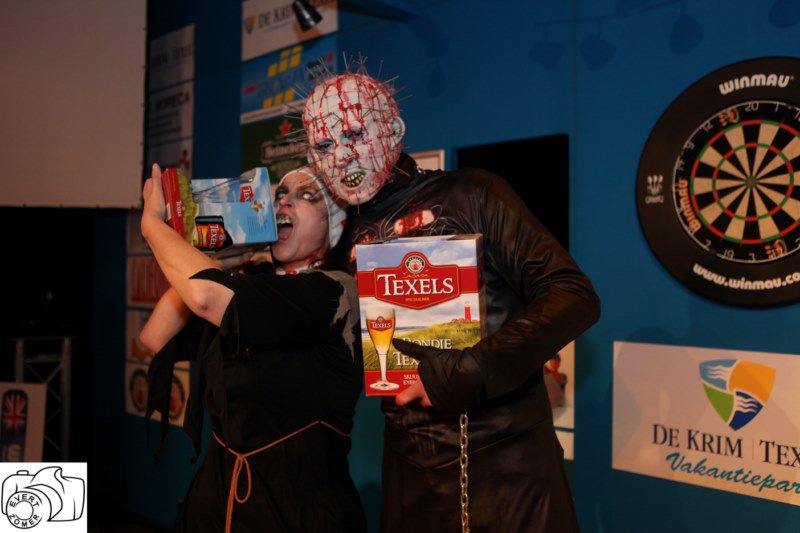 en podium vol verklede mensen, en deze 2  vond de jury het beste #texeldarts