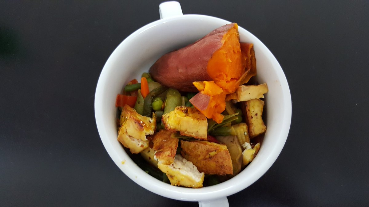 artdevotion's tweet photo. #Vegan lunch #bakedsweetpotatoes #bakedtofu #stirfryveggies #DelishVeganDish #fitfam #foodmed #veganuary #fit4life https://t.co/CdkIWu7Ww5