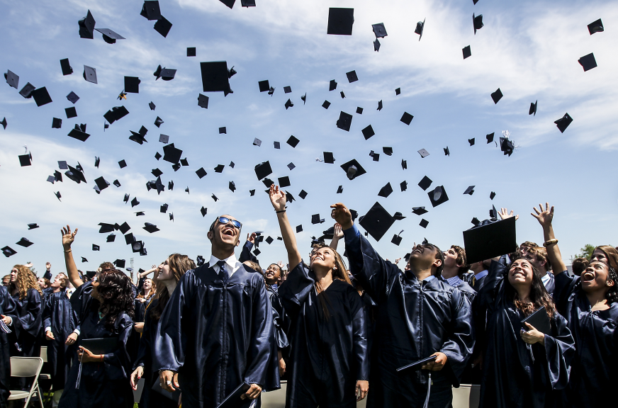 unchavalito's tweet photo. USA HIGH SCHOOL GRADUATION vs SPANISH GRADUACIÓN DE BACHILLERATO https://t.co/TB6QgYy5Pb