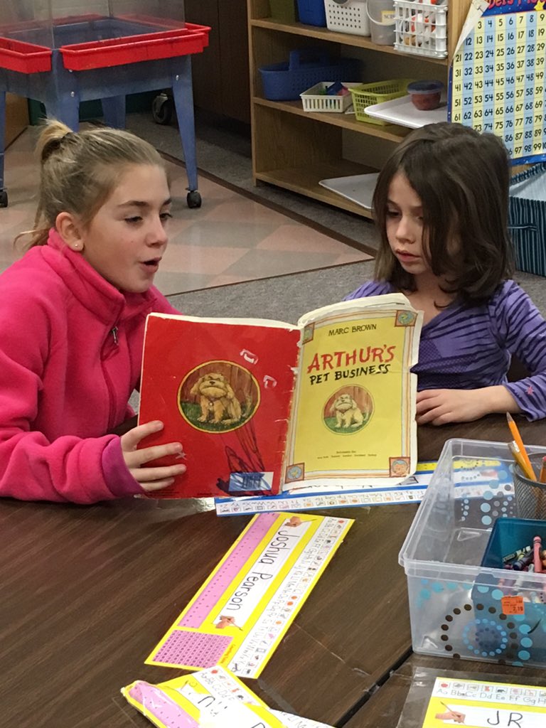CarrieJohnsonWO's tweet photo. Back with our kindergarten buddies! #readingandwritingfun @LakewoodEl https://t.co/opfdmuzYUd