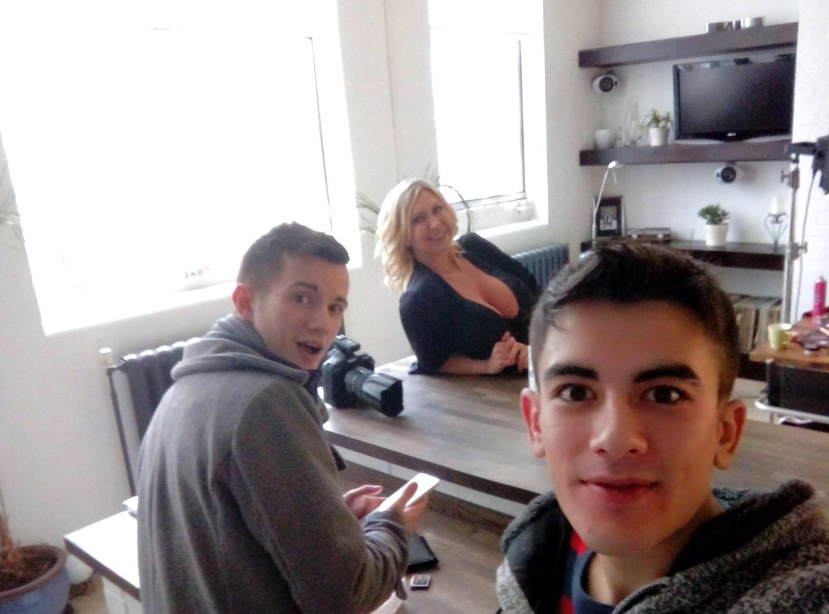 quien es la rubia que aparece con marc marquez? Forocoches