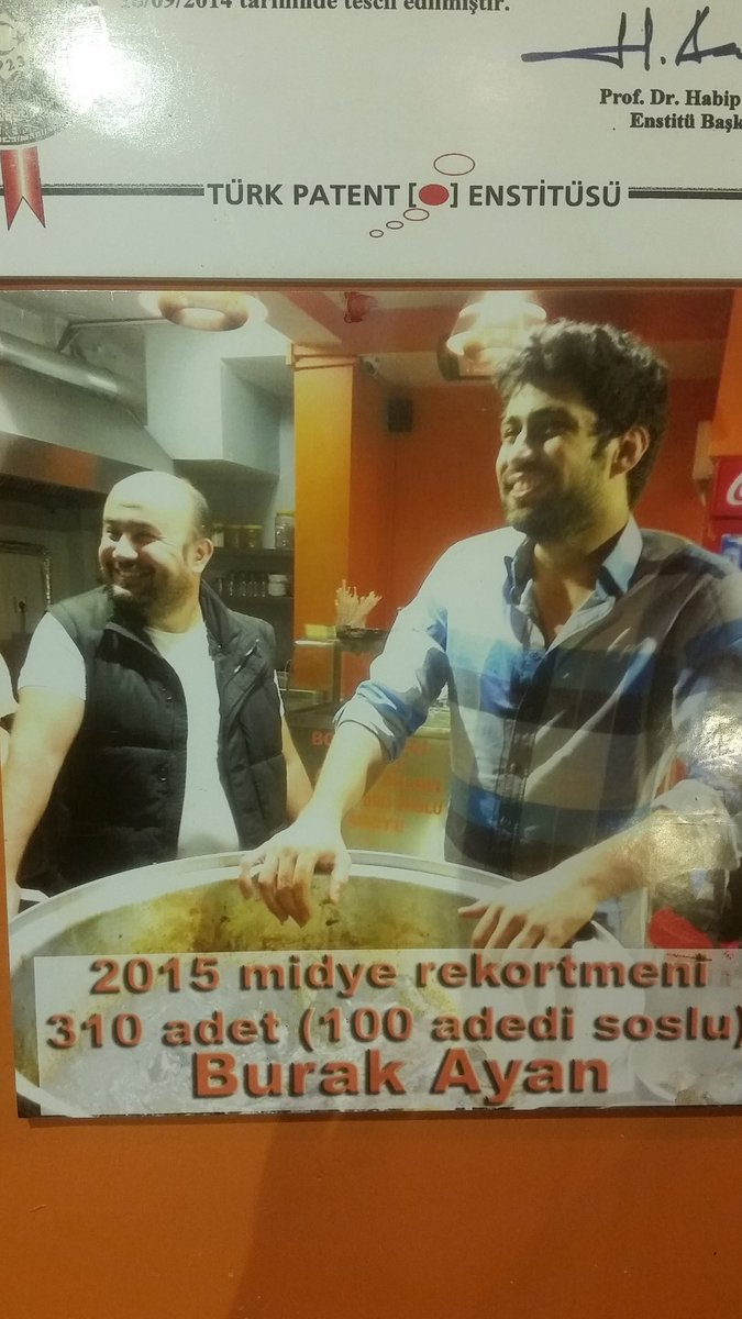 Midyeci ahmet geleneksel midye yeme yarışması. 2016 17 nisan pazar 17 de rekor kır ödülü al Guinness gir 😉