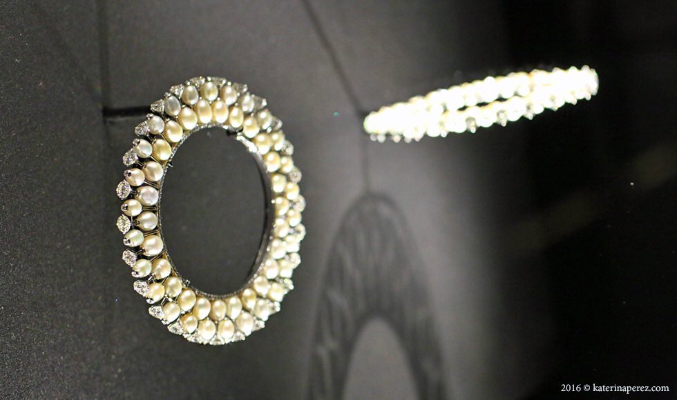 Katerina__Perez's tweet photo. #Platinum #bangles with natural #saltwaterpearls #diamonds by #VirenBhagat #Mumbai #AlThani https://t.co/PGXnfGvM5o https://t.co/ESC4dDK2jM