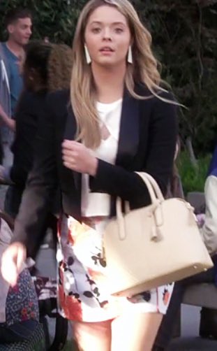 laistome's tweet photo. #30DaysPLLChallenge
Day 27: Most fashionable girl 

Alison DiLaurentis https://t.co/dfi5HO0Let