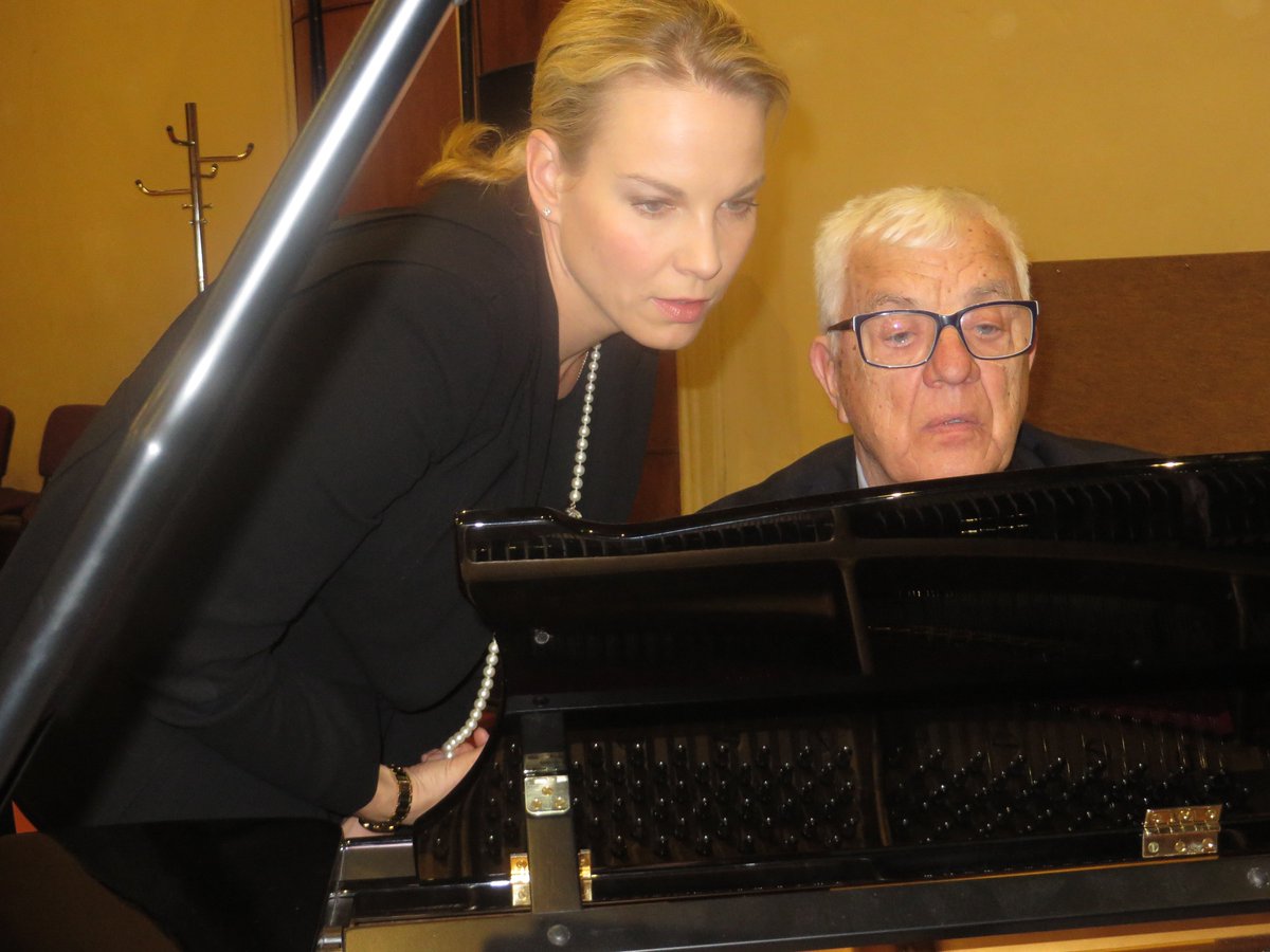 "Zvaigžņu naktī" <a href="/elinagaranca/">Elīna Garanča</a>, <a href="/MaestroPauls/">Raimonds Pauls</a> <a href="/LatvijasRadio/">Latvijas Radio</a> I studijā dziesmā "Aicinājums" klasika.lsm.lv/lv/raksts/zvai…