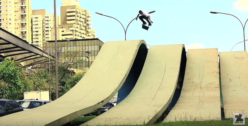 Skate_'s tweet image. #Skateboarding #VideoPart - Vídeo Parte Luiz Apelão. Sempre oportuna. 
Assista: tinyurl.com/ApelaoPart