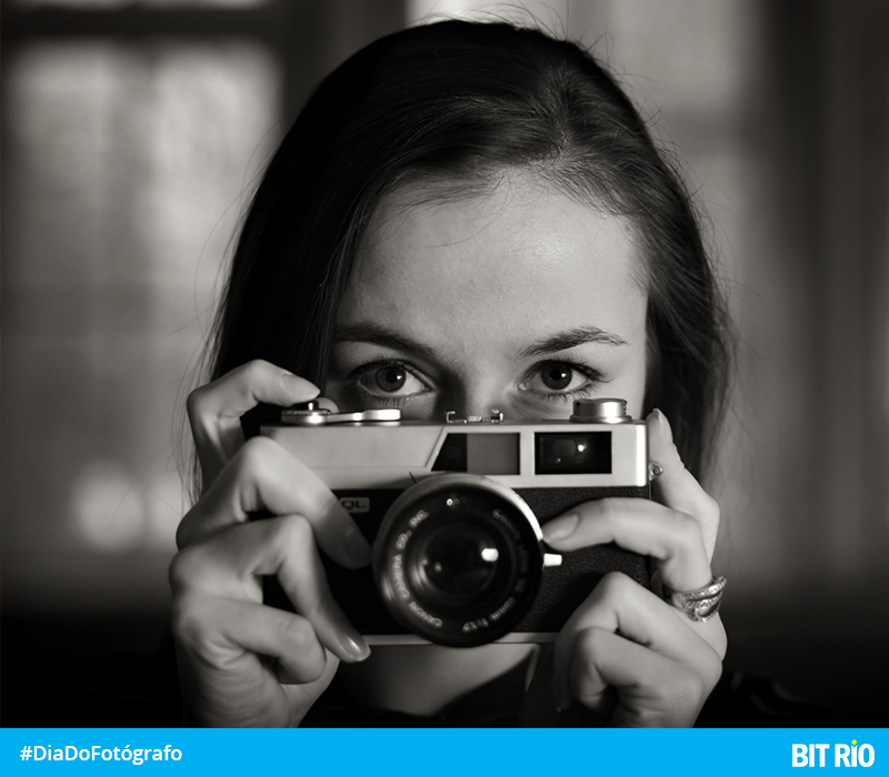 agBitRio's tweet photo. "Fotografar é colocar na mesma linha a cabeça, o olho e o coração" - Cartier Bresson. #DiaDoFotografo #Fotografia https://t.co/DjY74wC9EL