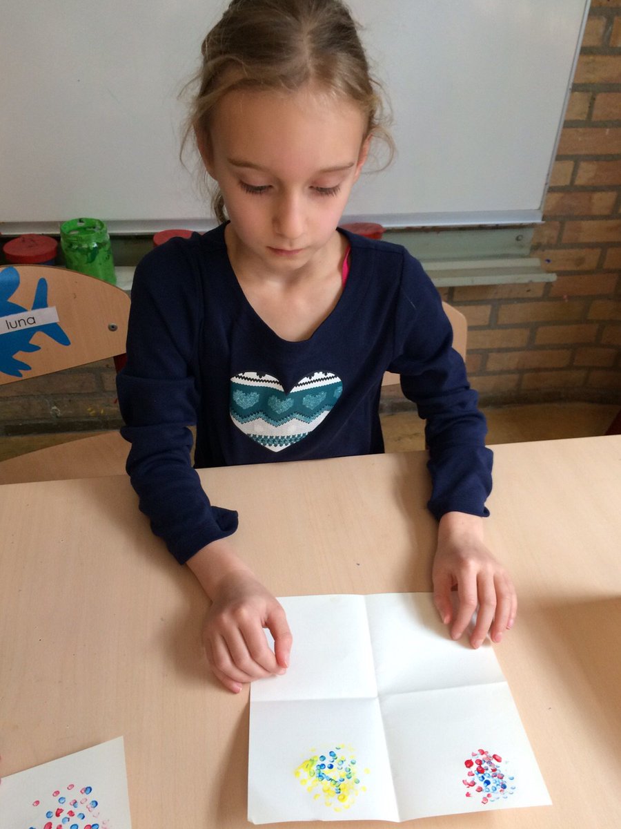 obslandje's tweet photo. Kunstmiddag in de vissenklas: optisch kleuren mengen d.m.v pointillisme. https://t.co/ctJdYo5ED0