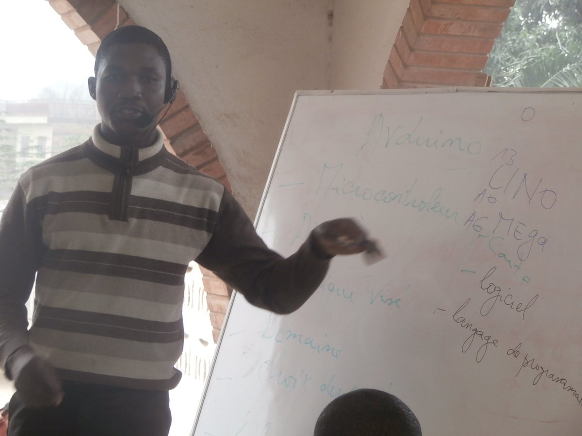 Ar_LeBon's tweet image. L'ardunio démystifié par Daniel de @UnivLabDakar lors du #BootWoeCamp du @woelab 
@senamekoffi @woax_ @nativ_IS