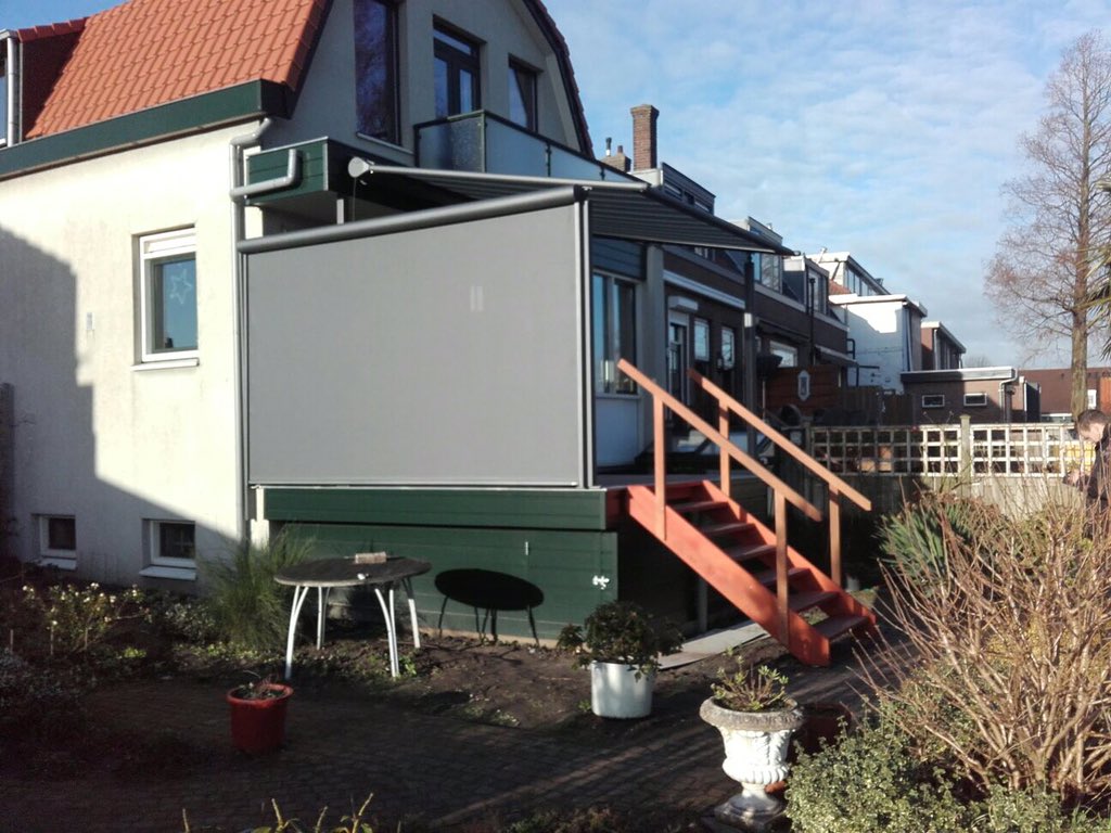 Leuk klusje afgerond, waterdichte flexibele #terraszonwering met aan de zijkant een elektrisch #windscherm <a href="/Vitrona/">Vitrona</a>