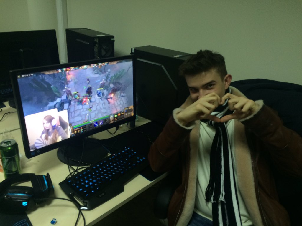 CYOVglHWwAEnisp.jpg:large