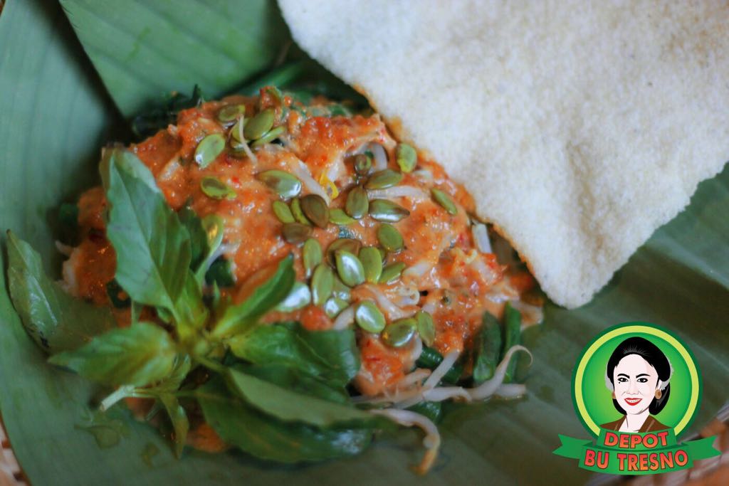 Selamat pagi, pagi2 enaknya makan pecel madiun. Khusus hari ini, kita buka jam 8 pagi! Di fresh market kowis cibubur