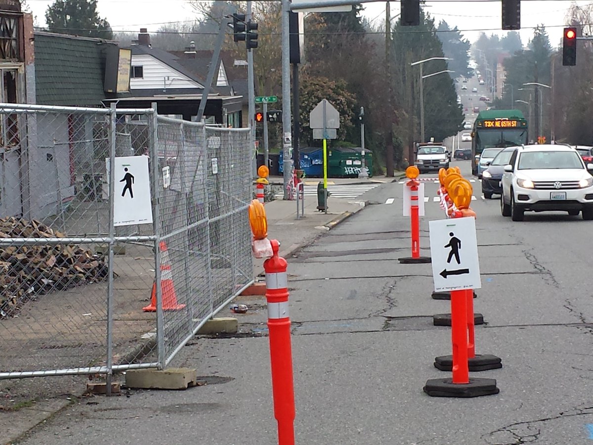 SEA_DOTr's tweet photo. 5ft walkway, 11ft lane. People drive slower past the walkway, and kids now have a protected space to run for the bus https://t.co/zw0MMqZUnm