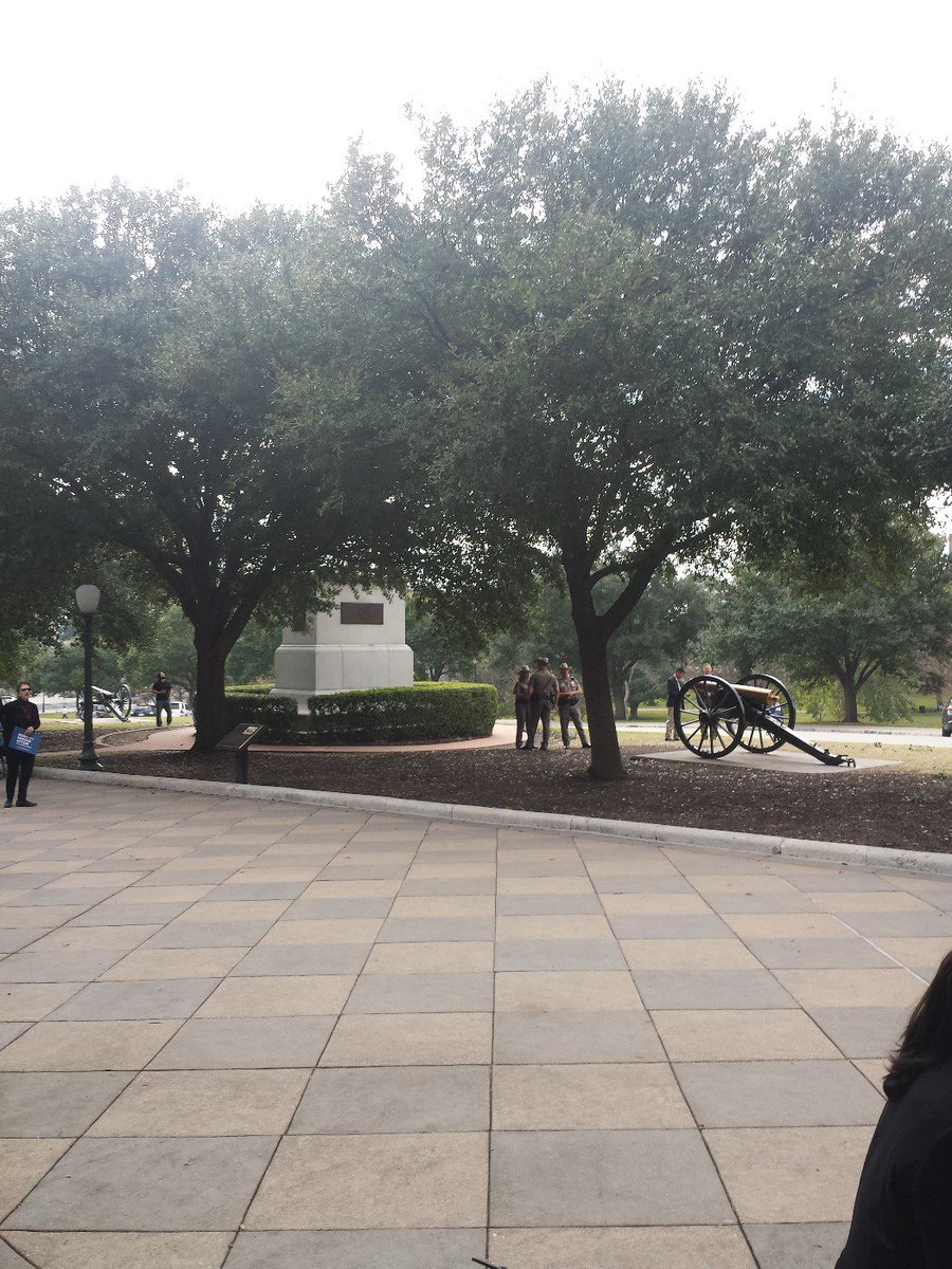 mlasubcon's tweet photo. hey #MLA16 ALL guns off campus -- including cops! #subcon16 https://t.co/oYHGrBEeKu