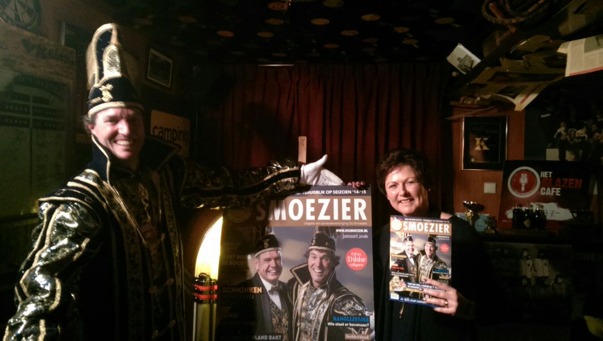 desmoezen's tweet photo. De nieuwe Smoezier is onthuld door Prins John 1 en Pastor Koopman. Hij valt binnenkort op de mat bij alle leden! https://t.co/Tg9fGJbxih