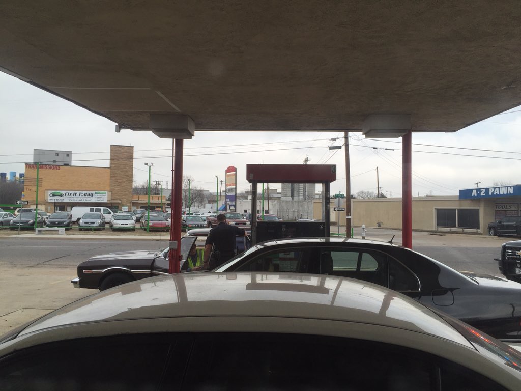 AJPTHEONE's tweet image. Lucky the cop didn't shoot this guy for getting out of the car and walking towards him. #SmartCop