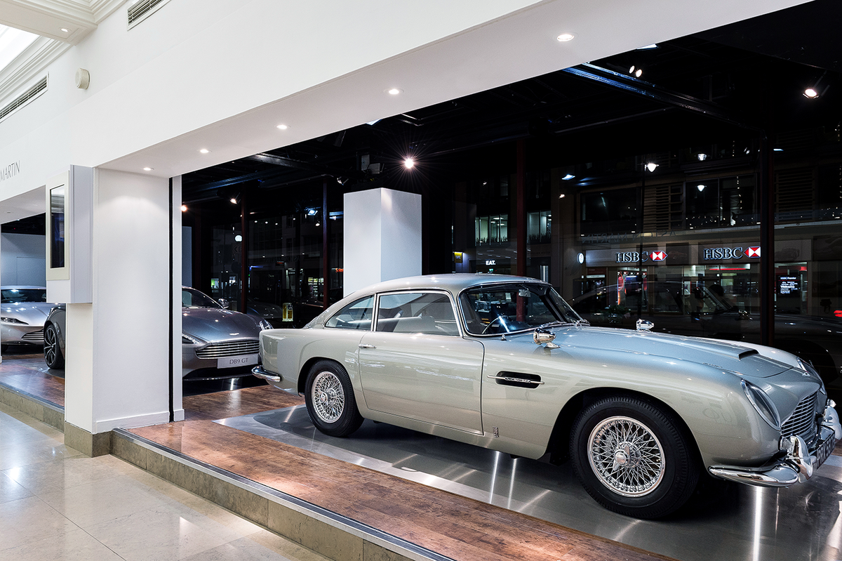 JB007_NL's tweet photo. James Bond auto’s in etalage bij Harrods - https://t.co/g7qBoMBlc0 #JamesBond #Harrods https://t.co/NnUpIGLLff