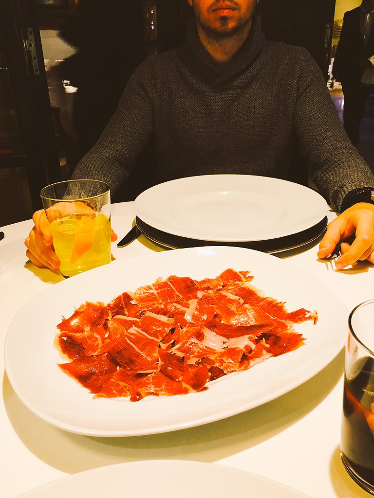 vegetta777's tweet photo. Cenando con... https://t.co/mM5tMwIDRu