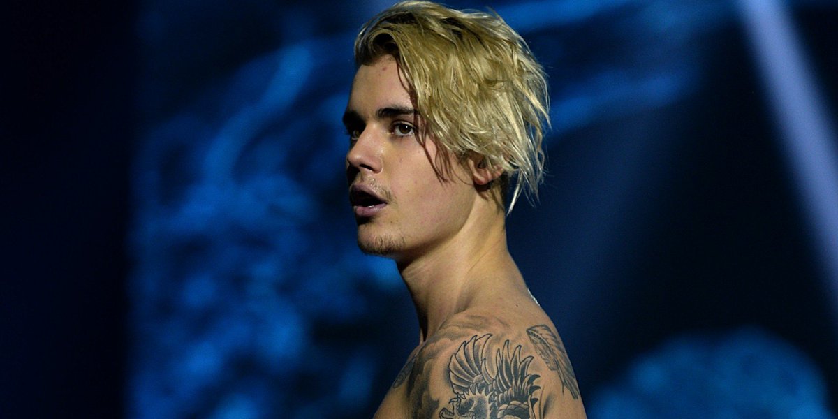 ElHuffPost's tweet photo. Justin Bieber la lía al querer escalar una ruina maya
 https://t.co/c7cH7fmLkX https://t.co/JQeKIsHMPR
