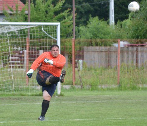 SundayShoutsFC's tweet photo. Who's the better goalkeeper? 

RT for big Dave.
Like for Adam Bogdan. https://t.co/wE0SjpYUNQ