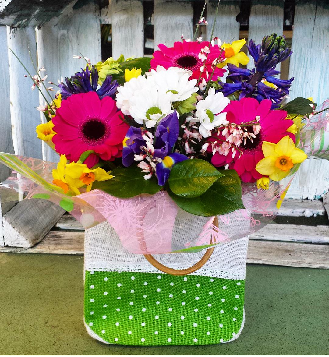 Secretgarden174's tweet image. A lovely Spring Gift Bag arrangement that went out for a lucky lady today 🌹🌸🌼🌻🌷💐
