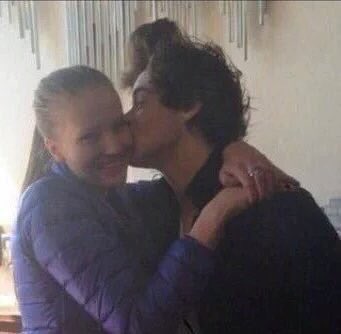 1DFandomAlert's tweet photo. #LarryKiss is trending worldwide because a picture of Larry kissing surfaced. However it is actually photoshopped. https://t.co/g3UNMu0oMi