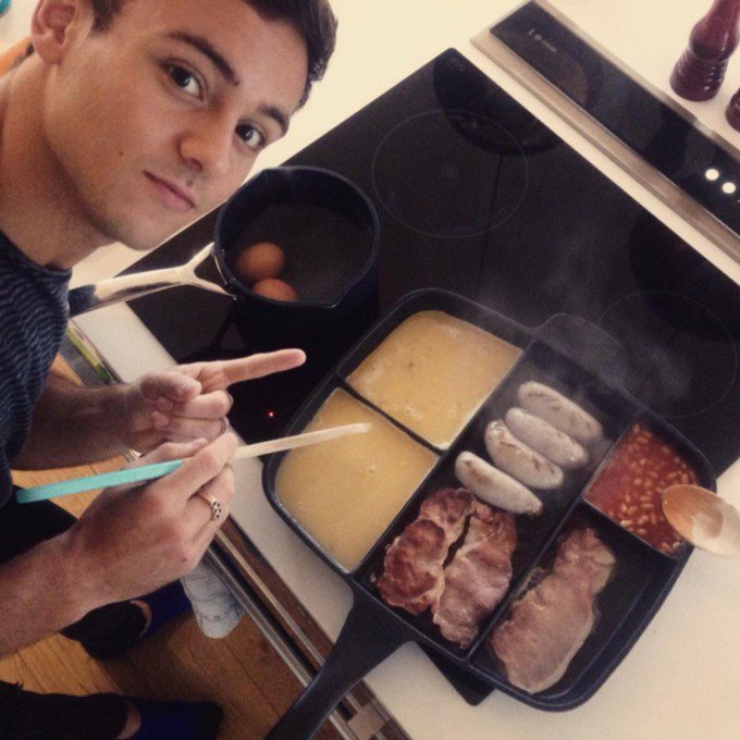 He cook now. Том Дейли Инстаграм. Завтрак селфи. Tom Daley Instagram. Том Дейли и Дастин Лэнс.