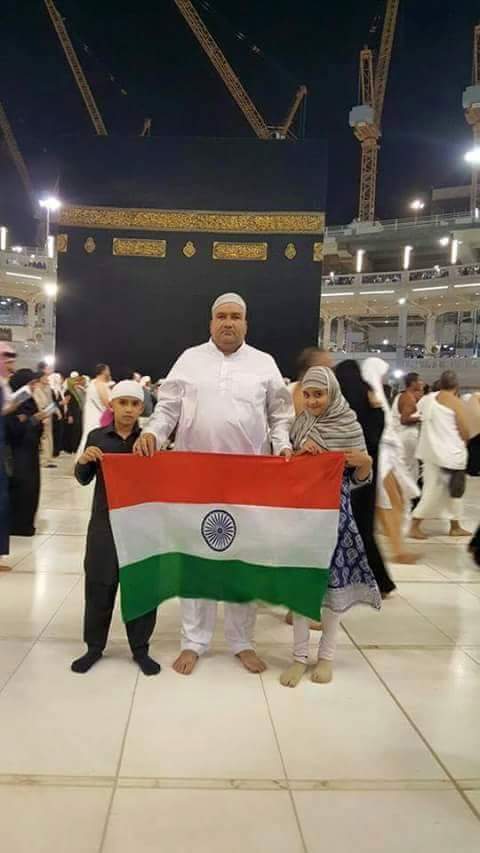 iSmilingFace's tweet photo. भारत से 7000 किमी दूर अपने 
सबसे पवित्र स्थल मक्का में तिरंगा 
फहराने वाले इस हिन्दुस्तानी को सलाम ! https://t.co/bAiESRwJbJ