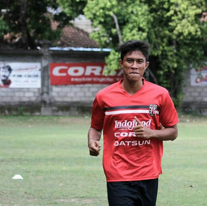 Bali_Football's tweet photo. Di jersey latihan Bali United Pusam sudah terpampang logo sponsor baru 'Datsun'  https://t.co/4Hd6hkc45a