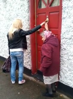 DiarioPE's tweet image. Idosa de 81 anos toca a campainha e sai correndo e vídeo viraliza na web diariode.pe/bwgf