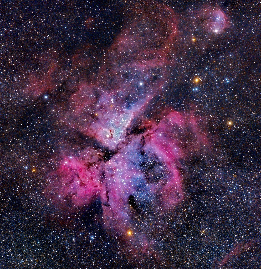 星雲 星団bot בטוויטר イータカリーナ星雲 いくつかの散開星団に囲まれた大きく明るい星雲 りゅうこつ座h星とhd aという 銀河系で最大級の重さと光度を持つ恒星の2つがこの中にある 地球からは 6500光年から1万光年離れている T Co 0gomhzc7gg