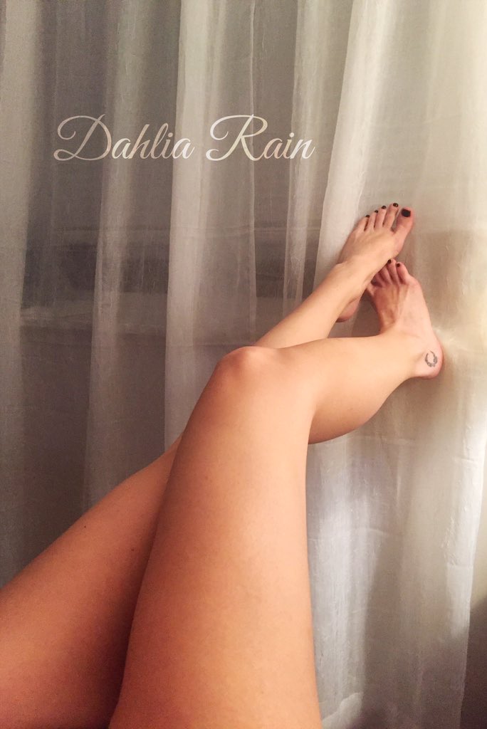 DahliaRain's tweet photo. Look at these #perfectfeet 😝I really am exquisite from #headtotoe #spoilDahlia #manipedi @RTfeet @RT_Slave @RTpig 💅🏻 https://t.co/KcIp3pWGsD