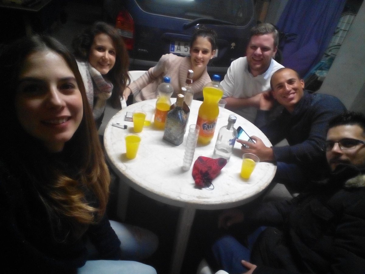 TaniaAroca's tweet photo. Los malignos!!! Cuanto tiempo sin beber vodka y sin hielo x) https://t.co/UyUmNLEpSI