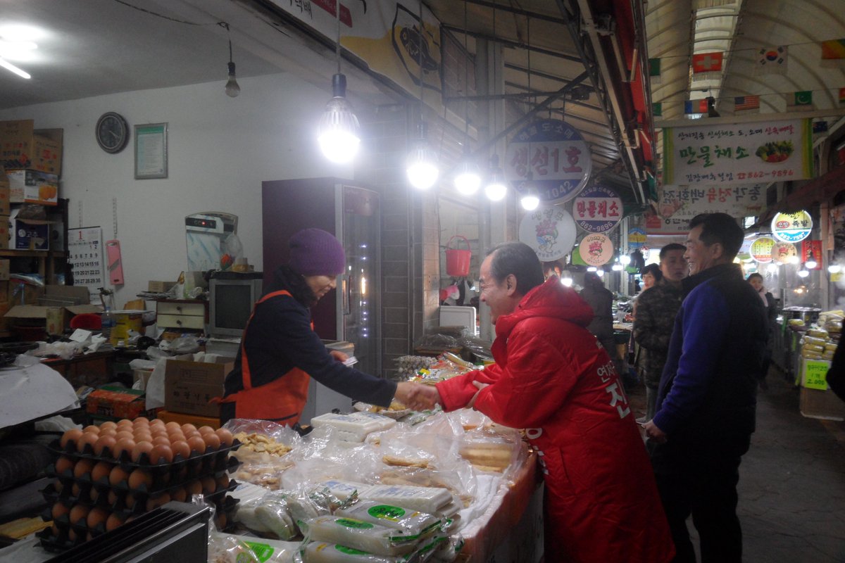 SUPERJIN1's tweet image. 시장에 간 진성호. 연제구민들께서 종편TV를 많이 보시나 봅니다. 인사다니는데, 제 얼굴을 많이 알아보시네요. 젊은이들까지. 정치 신인의 자세로 도전합니다. 이제 공천 권력은 유권자의 선택에서 나오니까요.