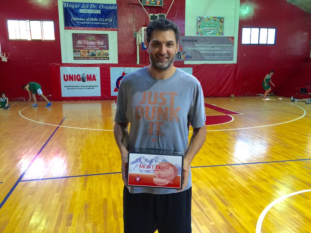 EliteCampArg's tweet photo. Muchas gracias a @loscalvos42 por el regalo para nuestro invitado Pablo Barrios. Siempre apoyando a nuestro proyecto https://t.co/mFwCJWM7Sm