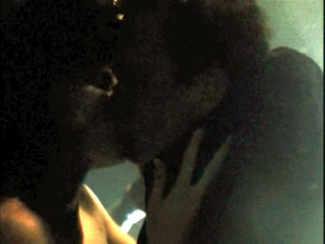 JolinarSG1's tweet photo. I guess it's not just Mulder & Scully that get badly lit kisses. #XFRewatchNIHT2 https://t.co/OllVhLeyfi