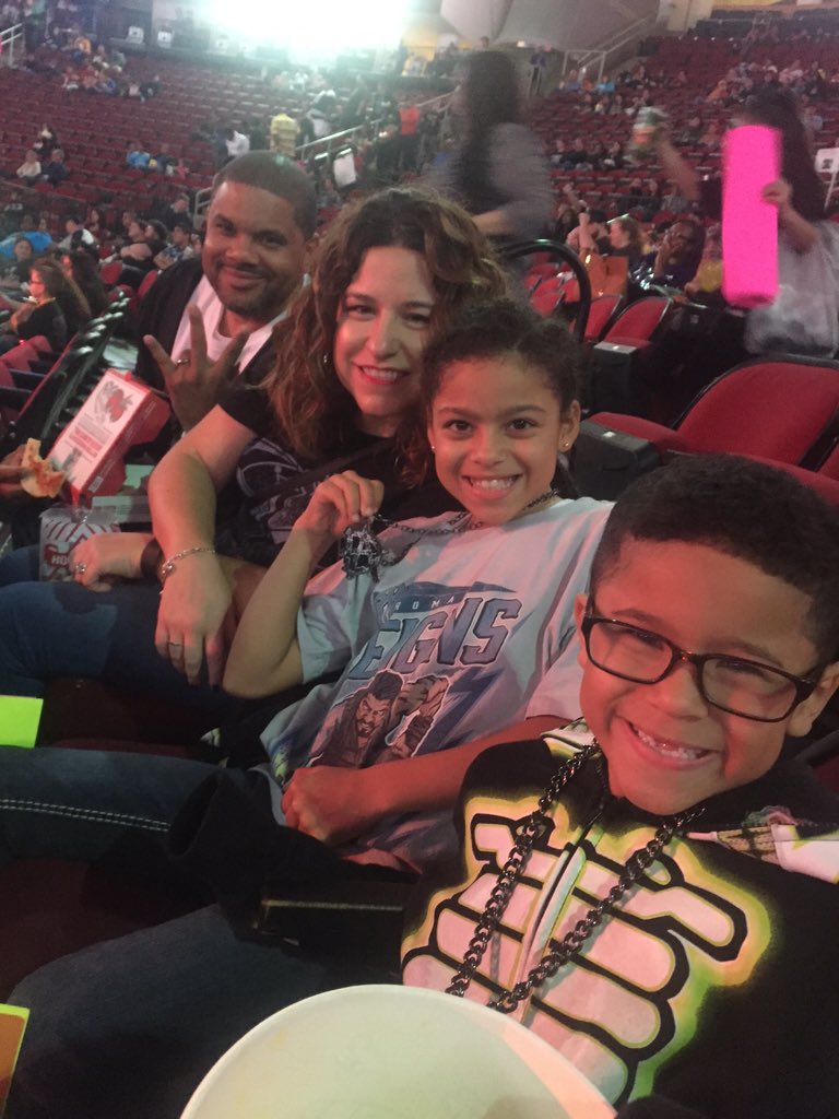 boysofsummerluv's tweet photo. This is a WWE Family!!#WWEHouston #WWELiveNetwork https://t.co/R7TJjx97sG