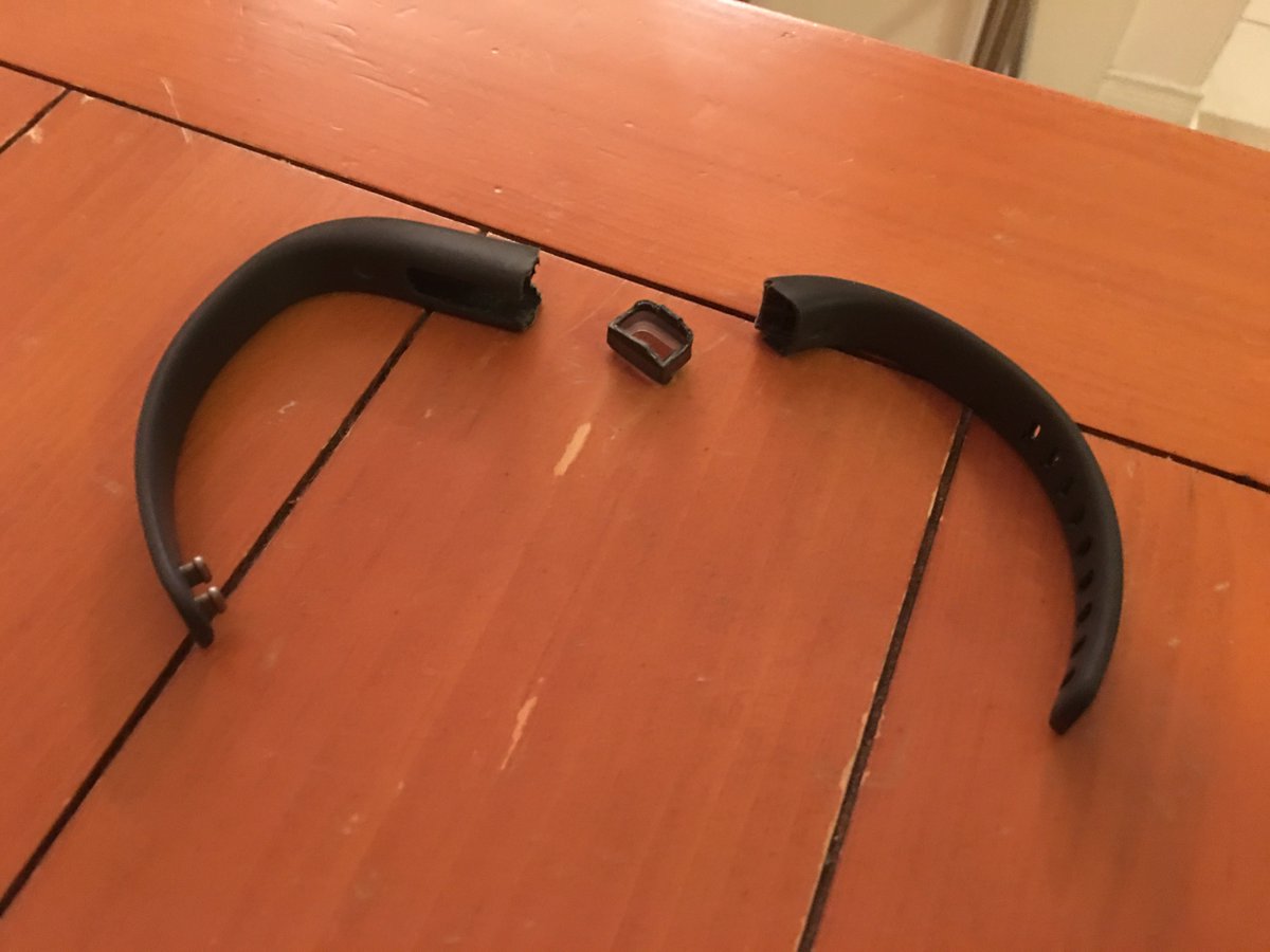 ACSHINN's tweet photo. Dear @fitbit @FitbitSupport Why does this keep happening!? #notpleased #brokenfitbit #fitbit #fitbitproblems https://t.co/D0o1riP5hR