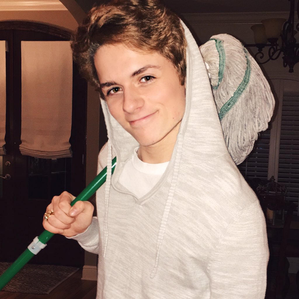 dylandauzat's tweet image. Hi! I&apos;m Dylan the Janitor! I&apos;m here to clean 😇