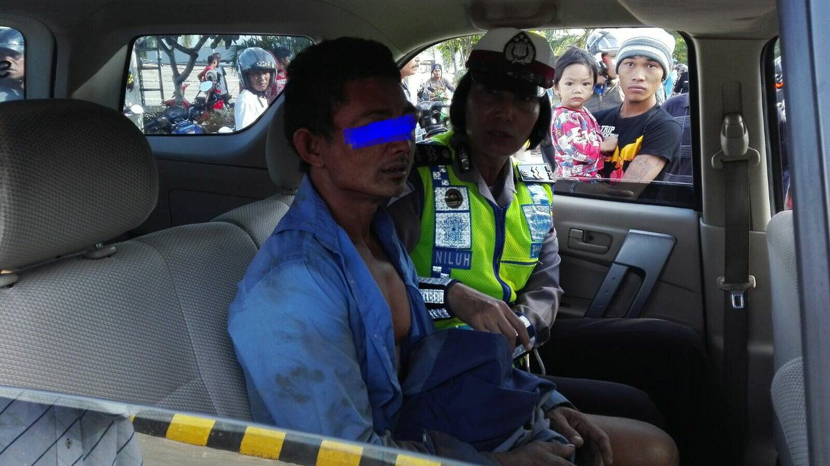 08.57 aksi main hakim sendiri oleh masyarakat thd pelaku pencurian diamankan patroli polwan di Polsek Timur