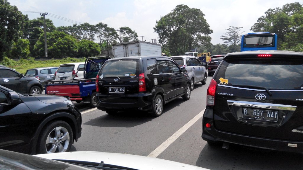 TMCPoldaMetro's tweet photo. 11.03 Situasi lalin Gadog ke arah Puncak berlaku 2 arah https://t.co/V2tOodjl9T @AutonetMagz