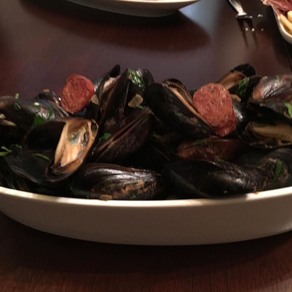 ShellyKramer's tweet photo. Mussels with andouille and charred lemons @deb_gold #syscokansascity #foodporn #instafood #foodie https://t.co/qx8xPuHiwb