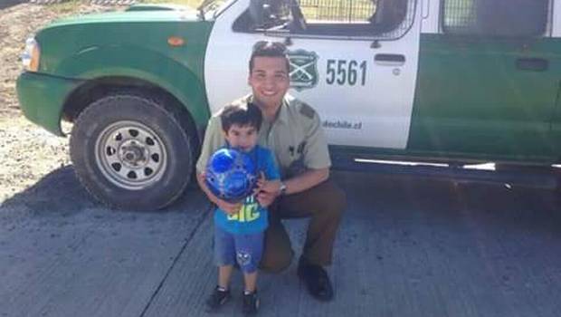 24HorasTVN's tweet photo. El noble gesto de carabineros con un niño tras reventar accidentalmente su pelota → https://t.co/n3P4qR8mgI https://t.co/XanVTsgrnn