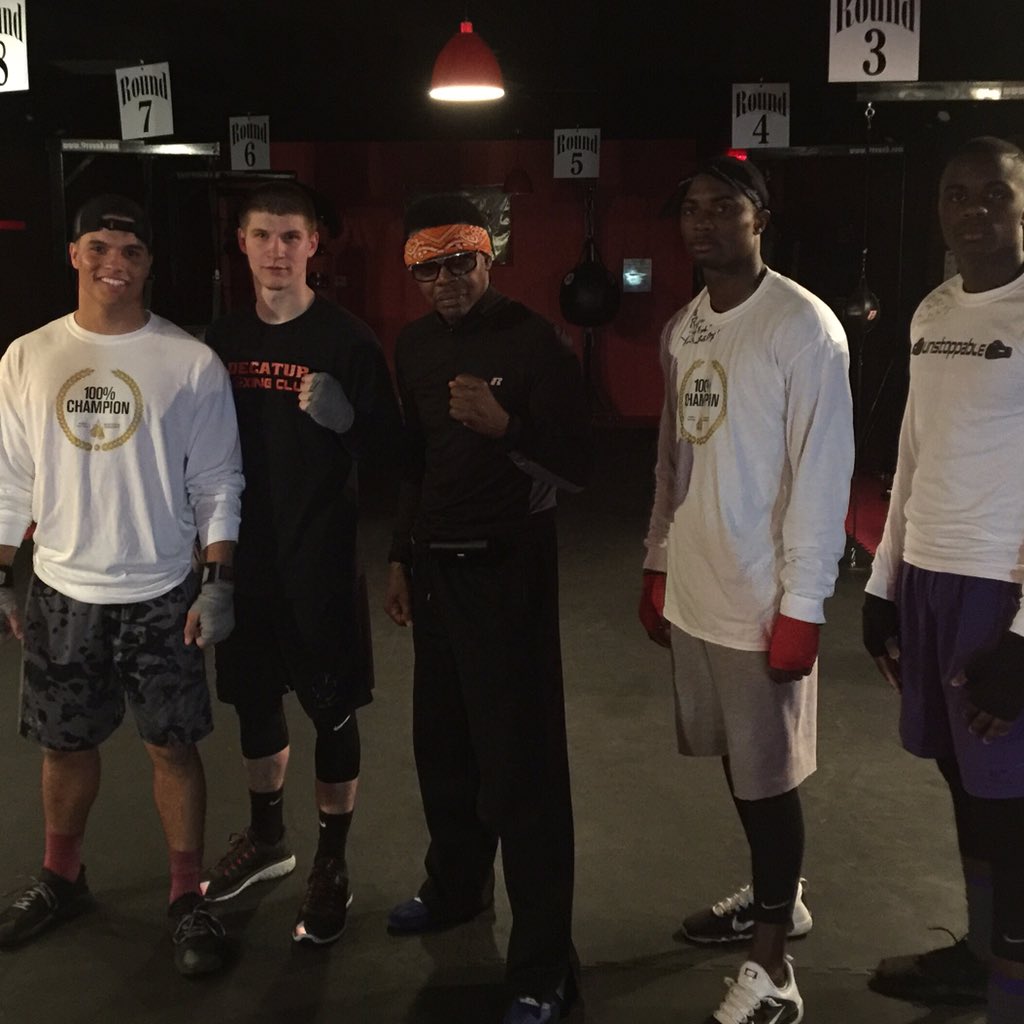 Eddie_Petzke13's tweet image. Great workout with the one and only @XavierBiggs_  and my squad . #FitMovement #9rounds