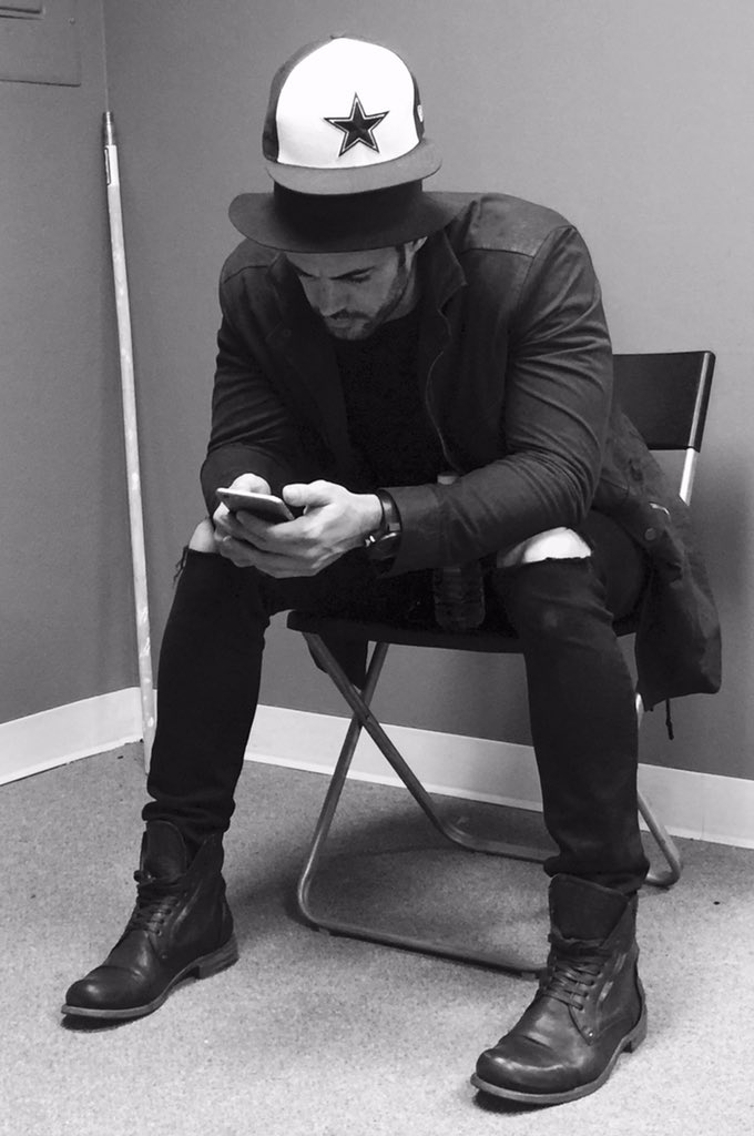 Lo q le pasa tu outfit cuando eres papá.. taking care of my son's hot while he finishes he's fitting 4 <a href="/TheVeilFilm/">The Veil</a>